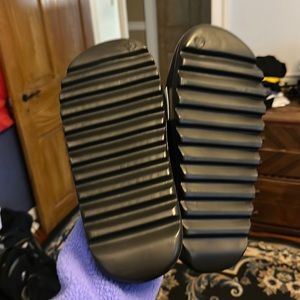 Yeezy slide “Onyx”